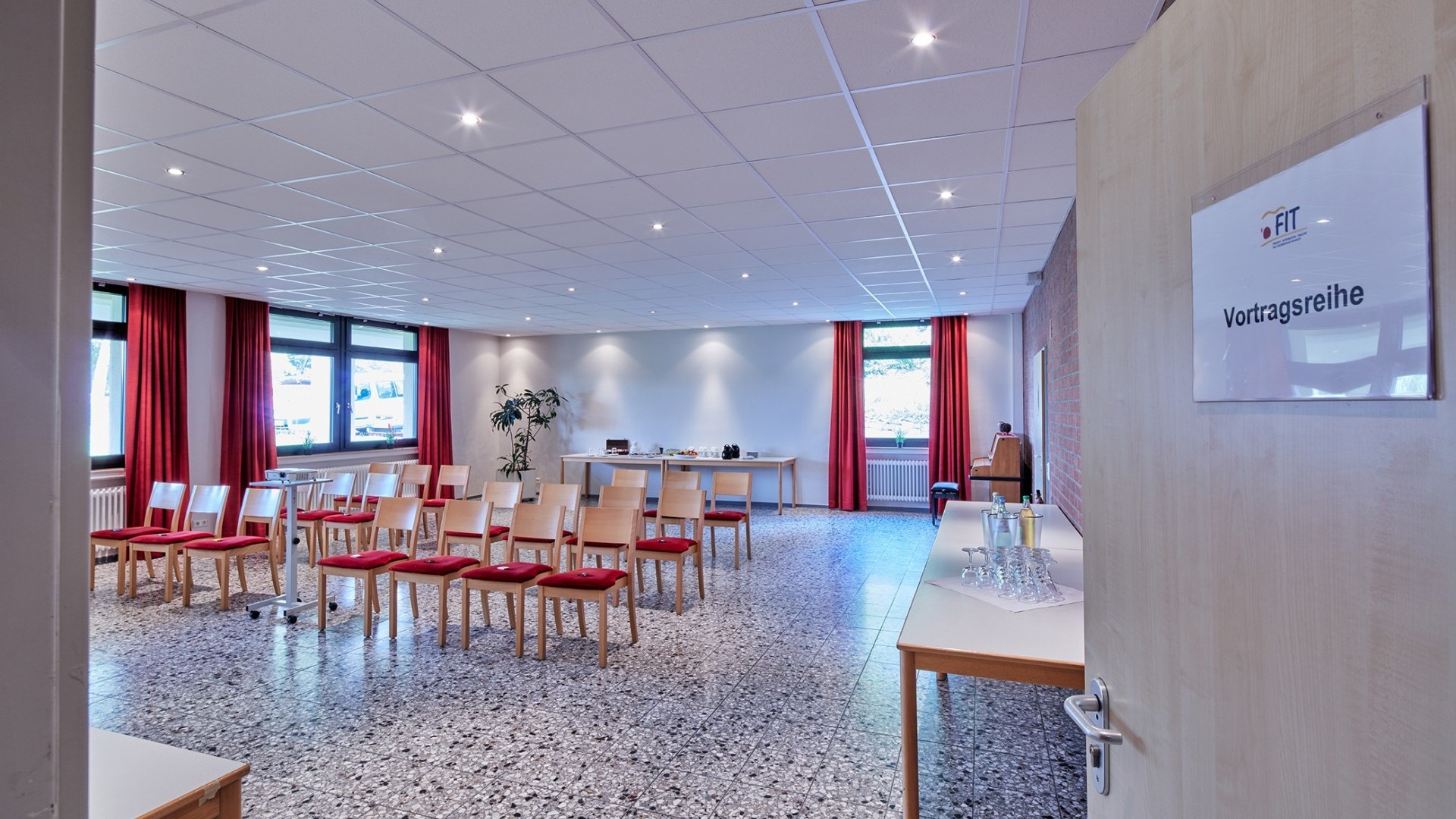 Roter Salon Stuhlreihen 2