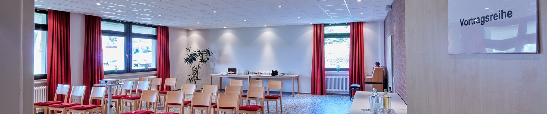 Roter Salon Stuhlreihen 2